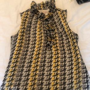 Sleeveless ruffle collar top